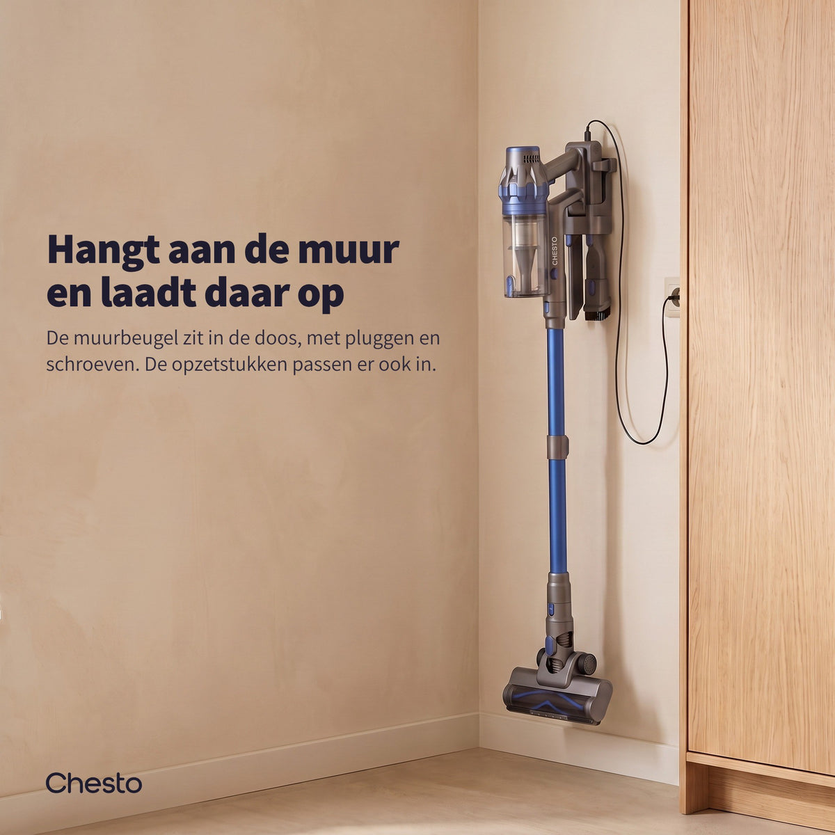 Chesto T1 hangt in de meegeleverde muurbeugel in de gang en laadt daar op